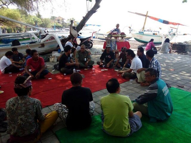 Community brainstorming with fishermen, the marine tourism operators, and government to develop a joint-program to manage fisheries and marine tourism in the area. This region in east of Bali is one of main tourism destinations that is threatened by the increasing impact of climate change.